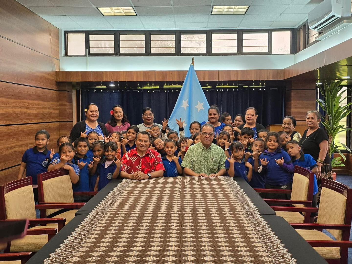 President Simina Receives second graders from Awak Elementary School